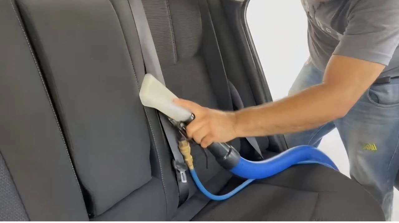 Interior de auto limpio tras servicio de lavado de asientos y alfombras automotrices en Monterrey