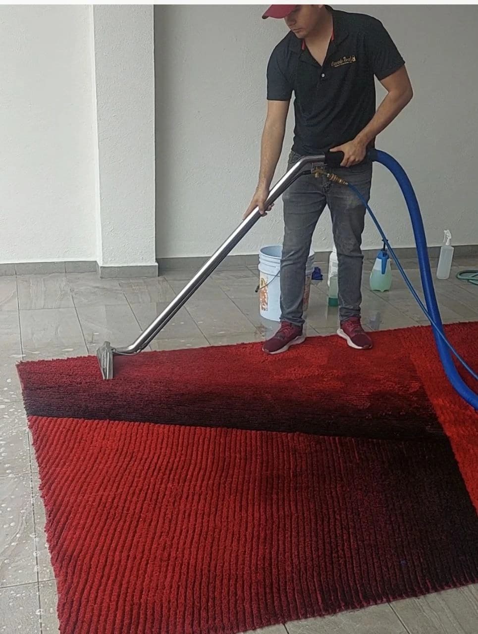 Tapete limpio con colores recuperados tras servicio de lavado ecológico de Lavado Real